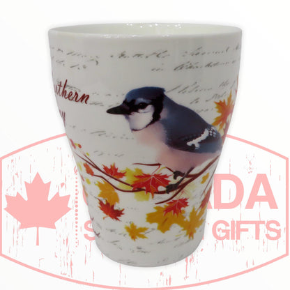 Tasse à café – Magnifique oiseau geai bleu du Nord du Canada perché sur la tasse à thé de l'arbre à feuilles d'érable avec boîte assortie