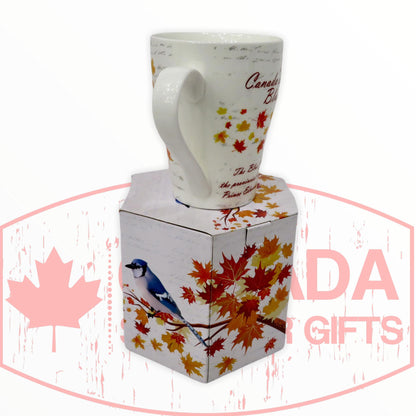 Tasse à café – Magnifique oiseau geai bleu du Nord du Canada perché sur la tasse à thé de l'arbre à feuilles d'érable avec boîte assortie