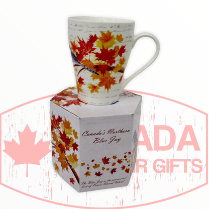 Tasse à café – Magnifique oiseau geai bleu du Nord du Canada perché sur la tasse à thé de l'arbre à feuilles d'érable avec boîte assortie